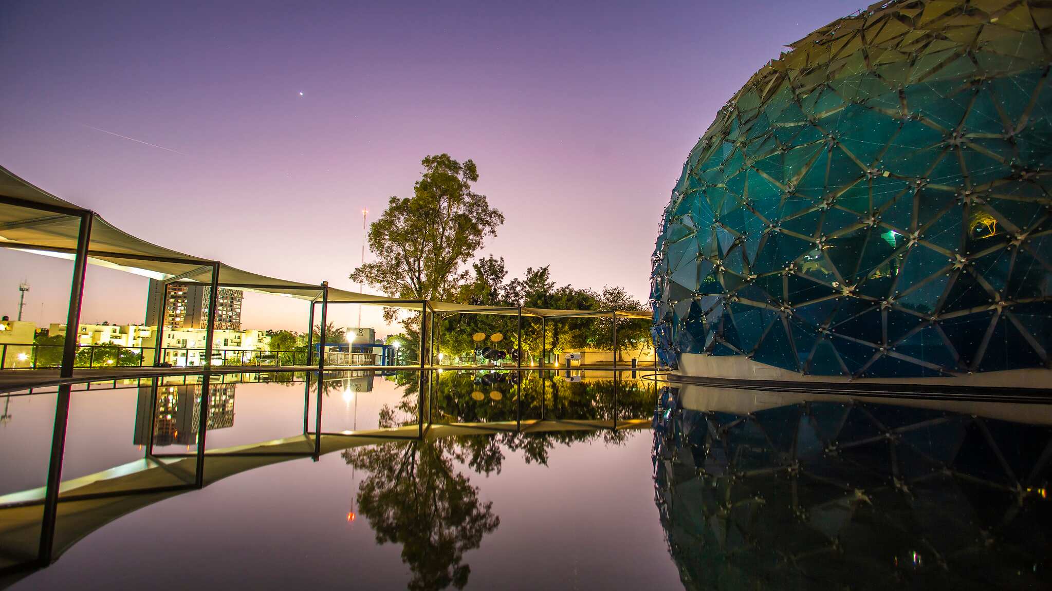 El Gobernador de Jalisco, Enrique Alfaro Ramírez, reinauguró el Planetario y Centro Interactivo Lunaria, un espacio para la educación, innovación y tecnología para inspirar a las futuras generaciones en el estudio del universo. Con una inversión de 32 millones de pesos, el recinto ha sido renovado para ofrecer exhibiciones actualizadas, actividades al aire libre y nuevos espacios que duplican su capacidad de atención.