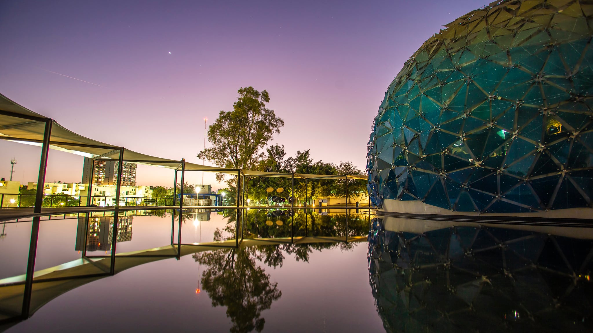 El Gobernador de Jalisco, Enrique Alfaro Ramírez, reinauguró el Planetario y Centro Interactivo Lunaria, un espacio para la educación, innovación y tecnología para inspirar a las futuras generaciones en el estudio del universo. Con una inversión de 32 millones de pesos, el recinto ha sido renovado para ofrecer exhibiciones actualizadas, actividades al aire libre y nuevos espacios que duplican su capacidad de atención.