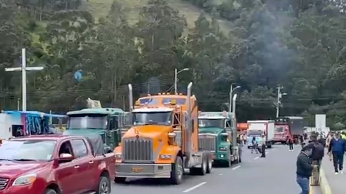 En contra del arancel del 30% transportistas bloquean el puente de Rumichaca