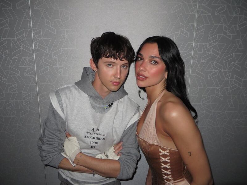 Dua Lipa y Troye Sivan sorprenden con el lanzamiento del remix de ‘Physical’