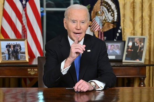 Biden advierte de los peligros de una “oligarquía” y “tecno-industrial” al frente del país