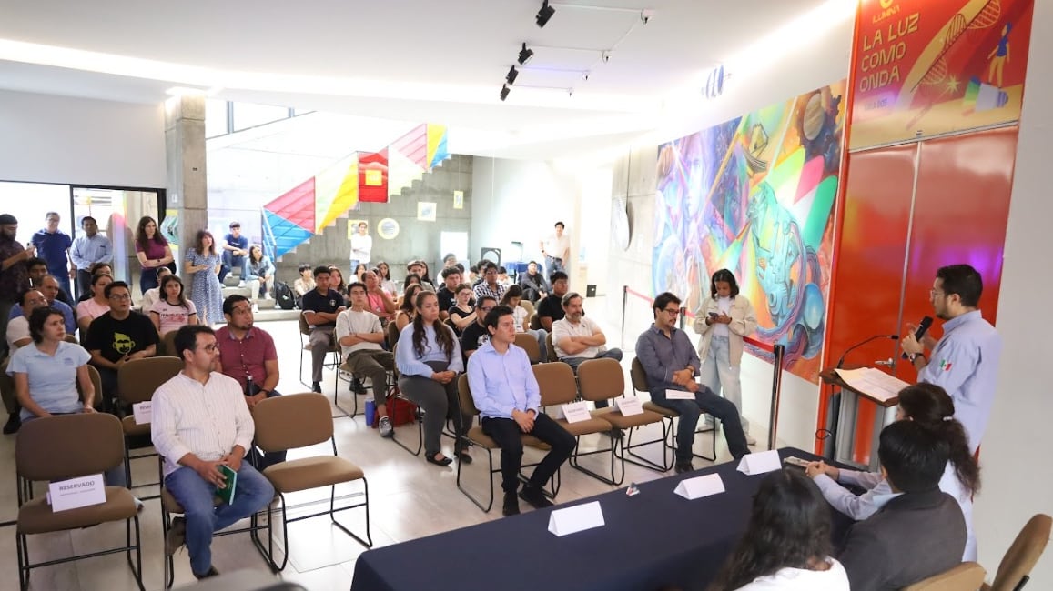 Estudiantes de bachillerato participan en la tercera edición de Jóvenes X la Ciencia, programa del CIO para acercar a juventudes al trabajo científico en laboratorios especializados.