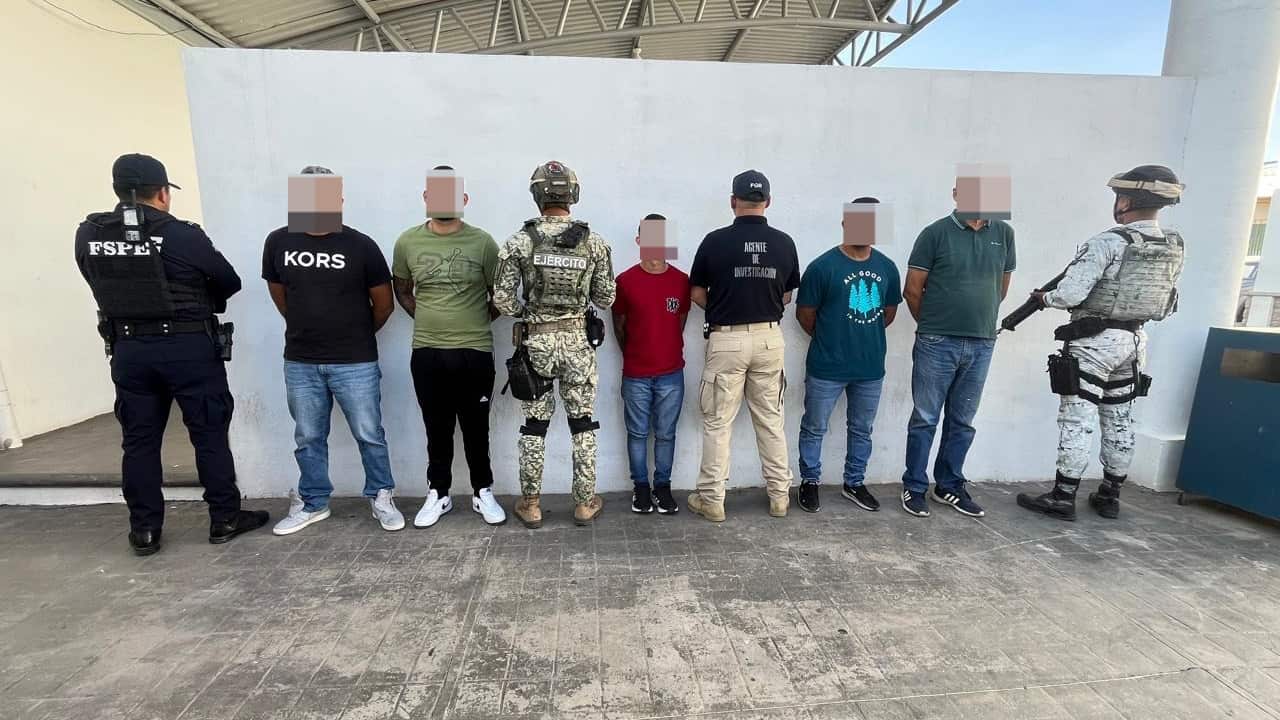 Cinco hombres fueron detenidos en Irapuato tras ser sorprendidos armados y en posesión de droga cerca de la Central de Abastos.