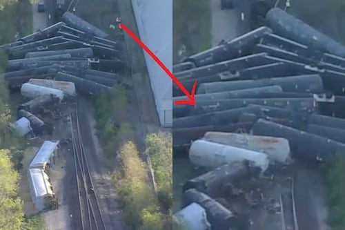 Video: Tren se descarrila y provoca fuga de etanol en Texas