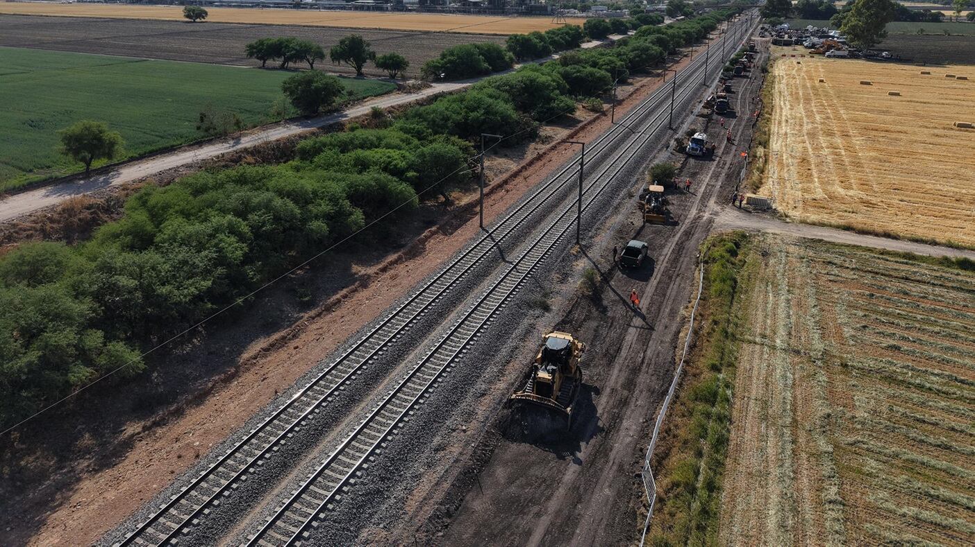 Constructores queretanos siguen esperando arranque formal del Tren México–Querétaro