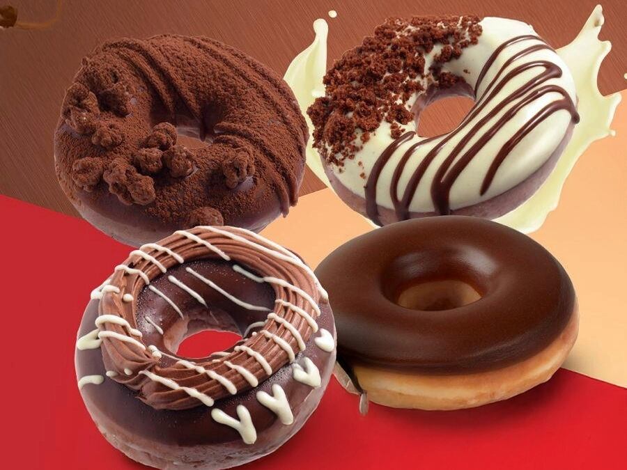 Disfruta las donas más chocolatosas junto a un café frío en días de calor