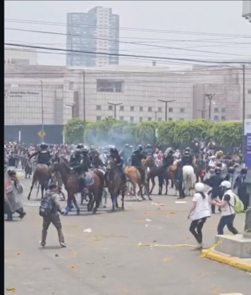 Enfrentamiento policías y manifestantes