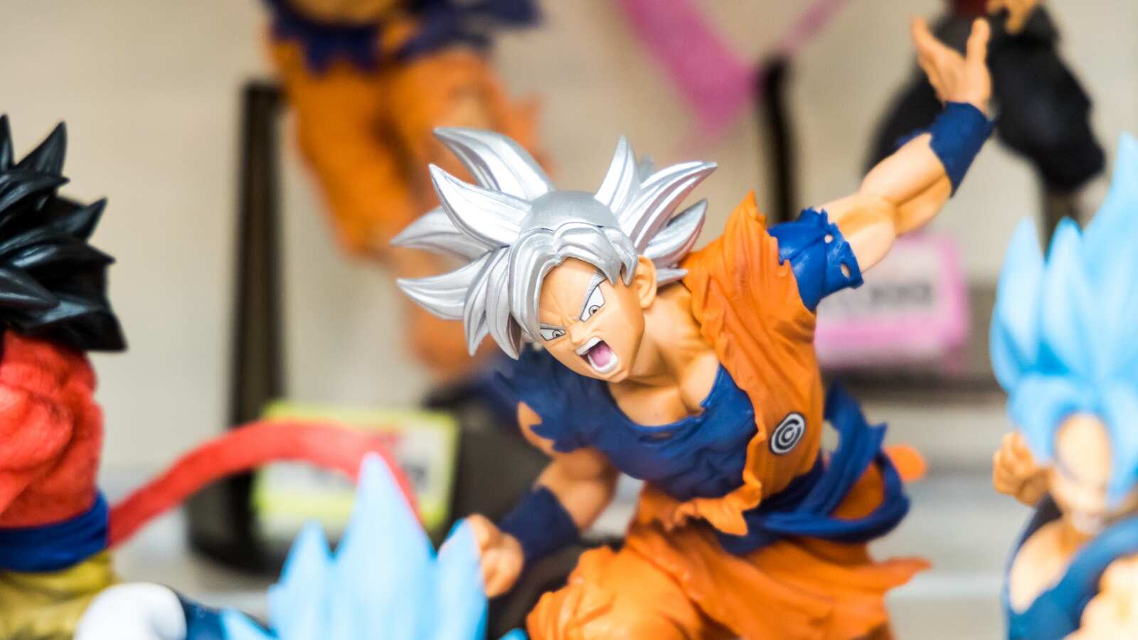 Goku Ulta Instinct Figure
