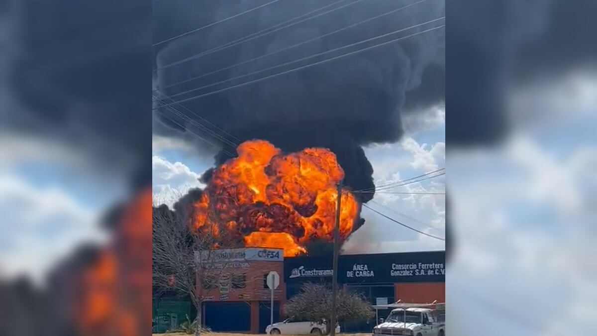En este momento se trabaja intentando sofocar el fuego.