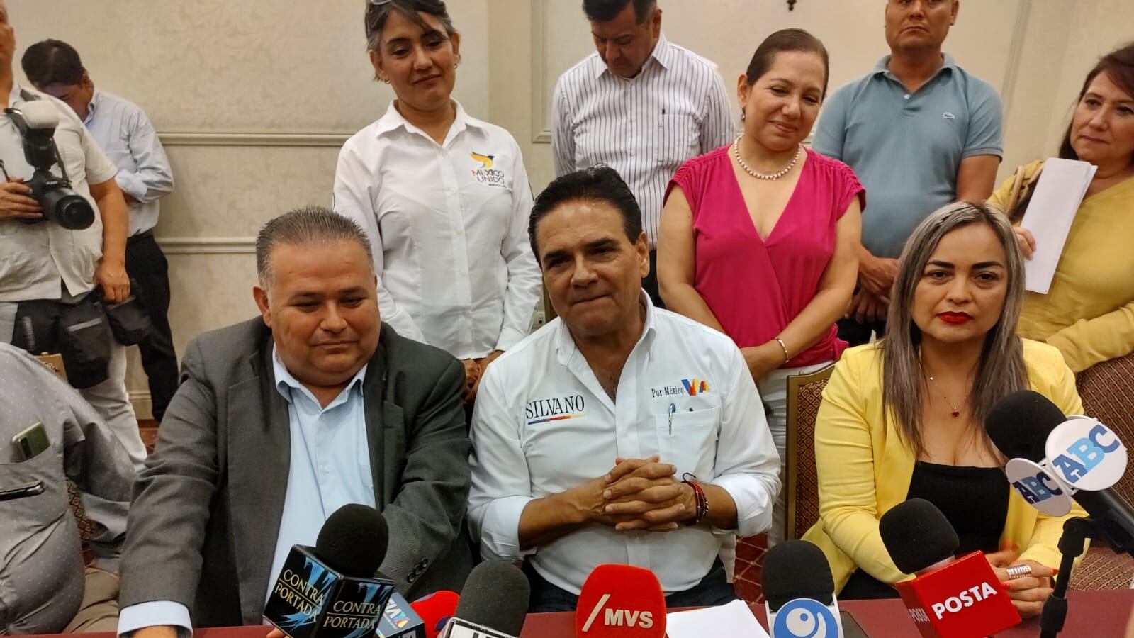 Aníbal Garza, secretario general del PRD; Silvano Aureoles y Sylvia Elizondo, dirigente estatal del PRD.