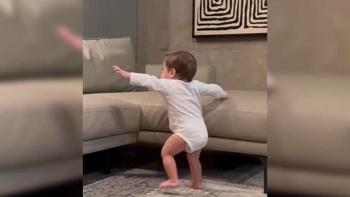 Mariel ya empezó a caminar y emocionó a sus papás.