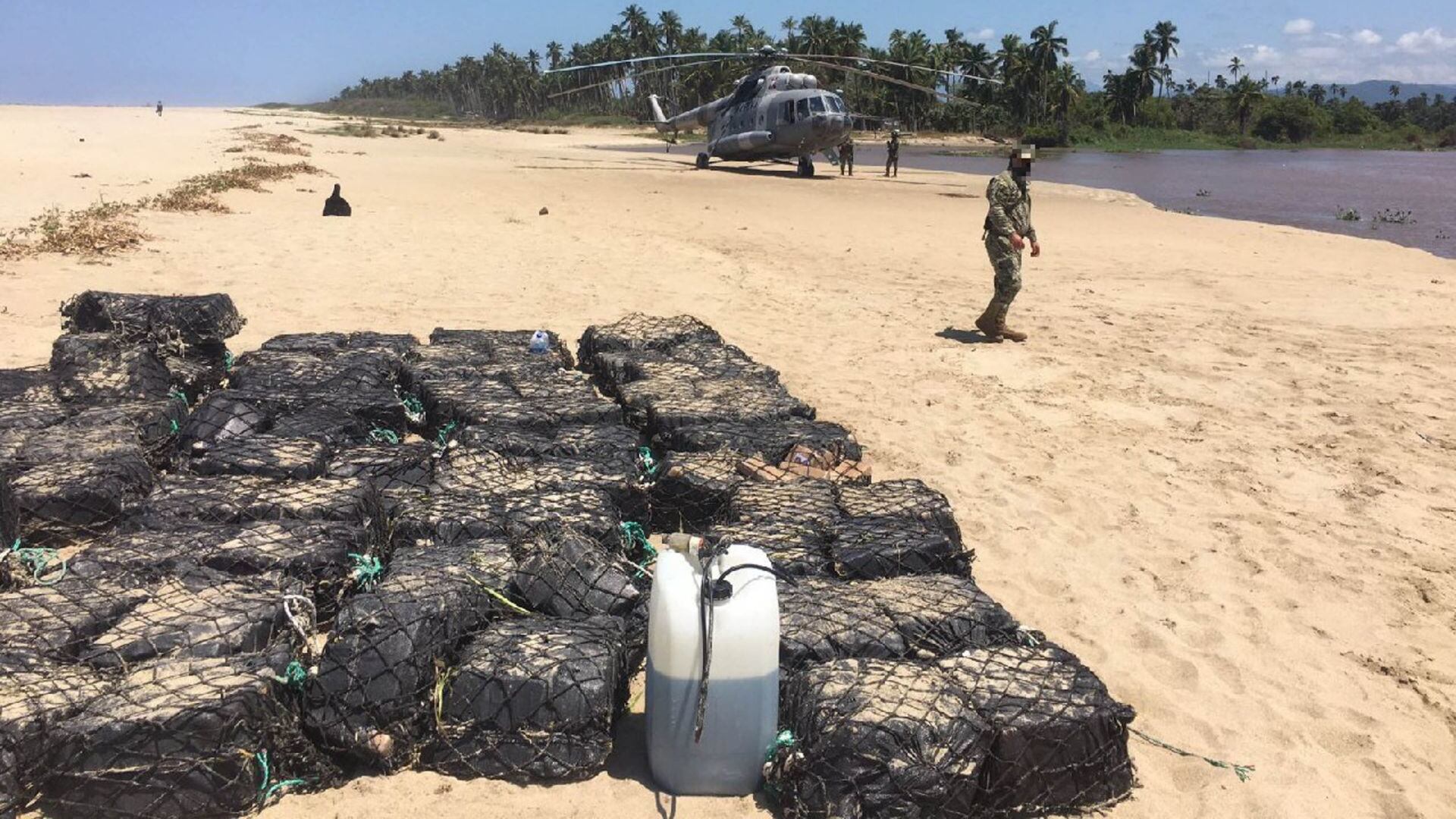 La Secretaría de Marina, a través de la Armada de México, logró el aseguramiento de 84 bultos con un peso estimado de más de 2.4 toneladas (Cuartoscuro).