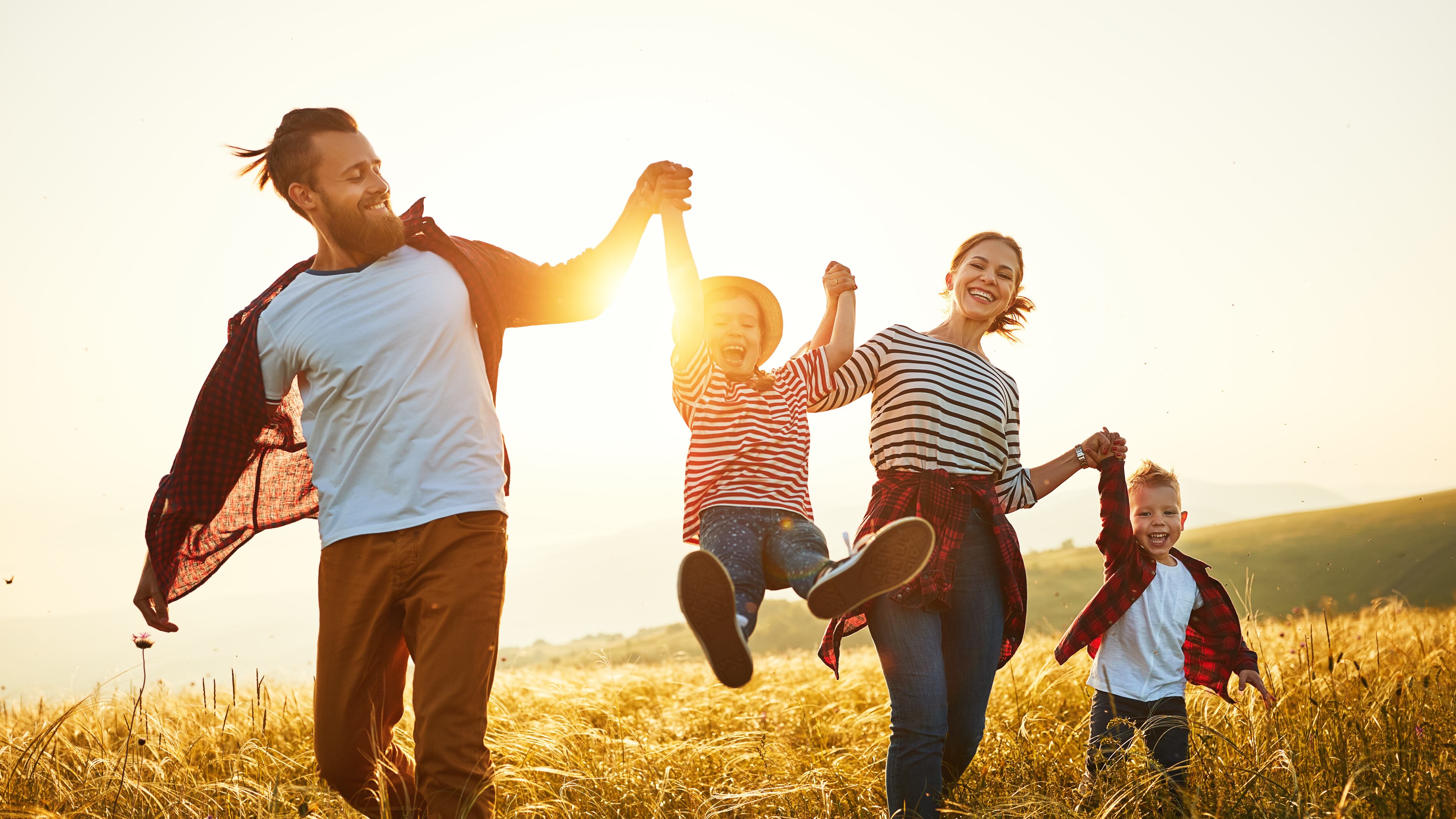 Además de la convivencia la terapeuta recomienda hablar con los hijos.