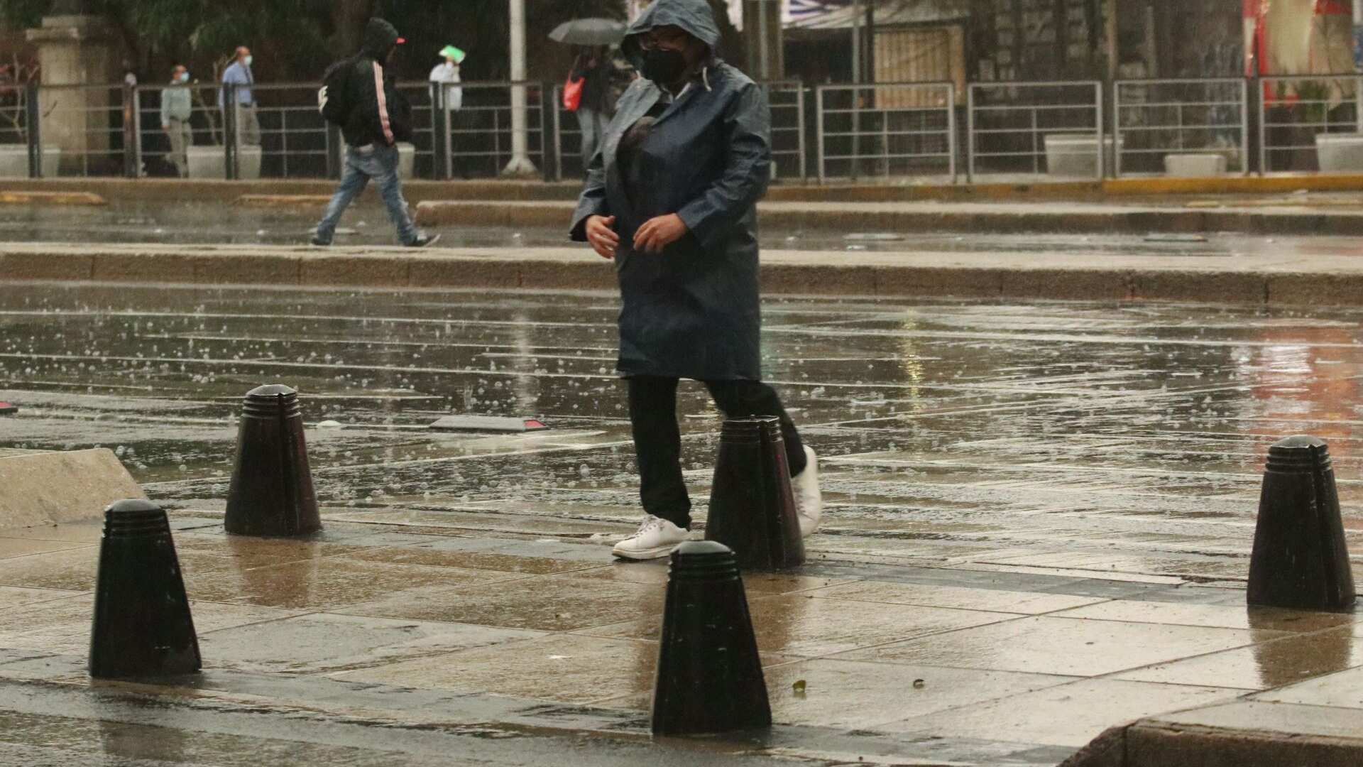 Las lluvias que se registraron esta tarde en la Ciudad de México, en algunos casos con granizo, provocaron la marcha lenta en líneas del Metro.