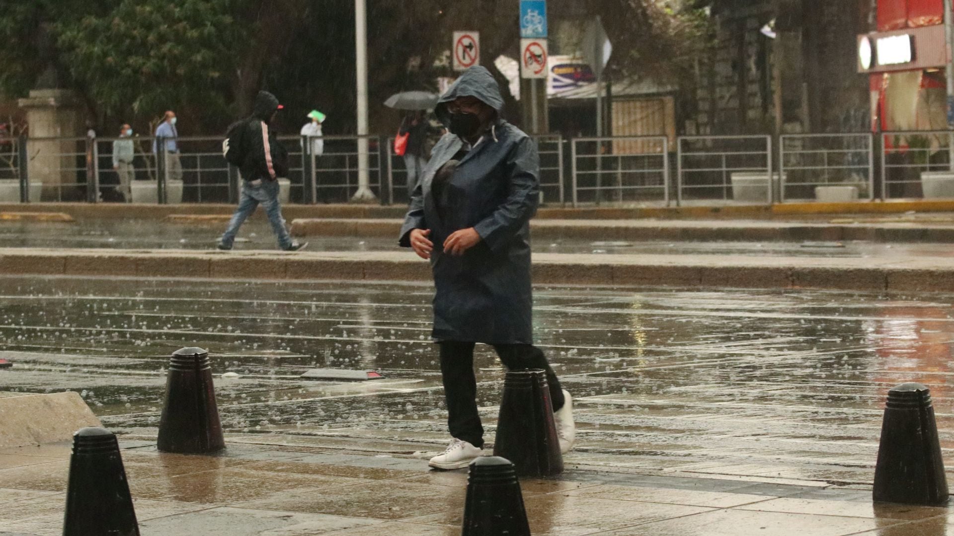 Las lluvias que se registraron esta tarde en la Ciudad de México, en algunos casos con granizo, provocaron la marcha lenta en líneas del Metro.