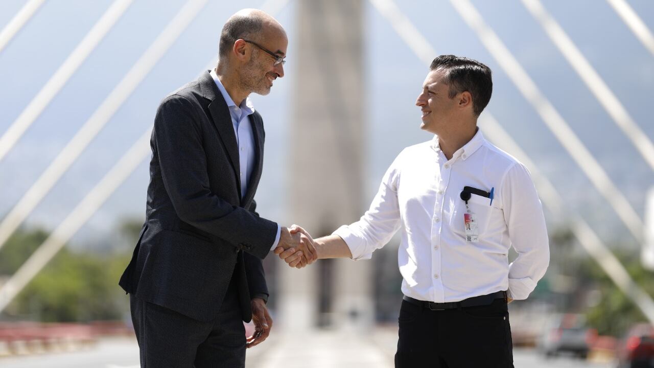 Los presidentes municipales Miguel Treviño y Luis Donaldo Colosio Riojas firmaron el convenio para que cada cinco años se le dé mantenimiento al puente.