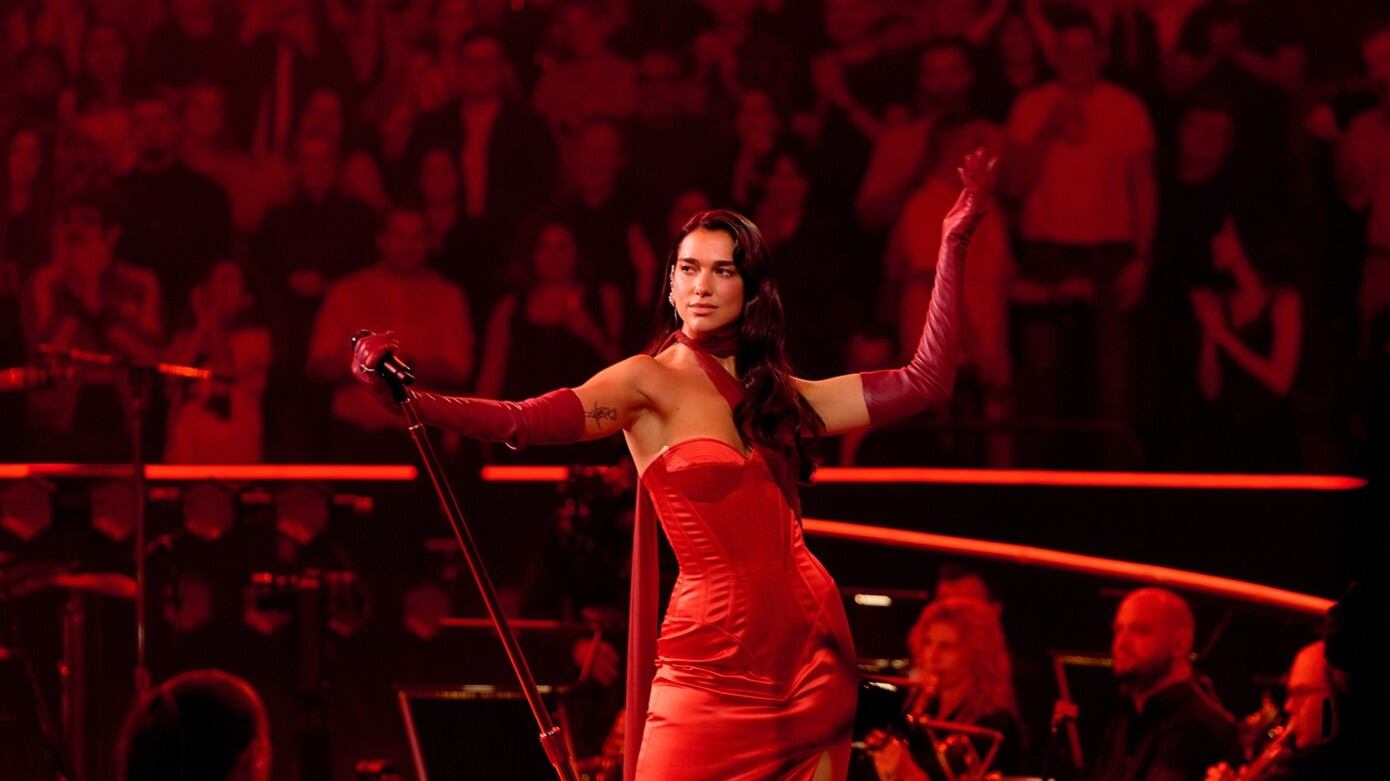 Dua Lipa sorprende con el estreno de su primer disco con orquesta en vivo