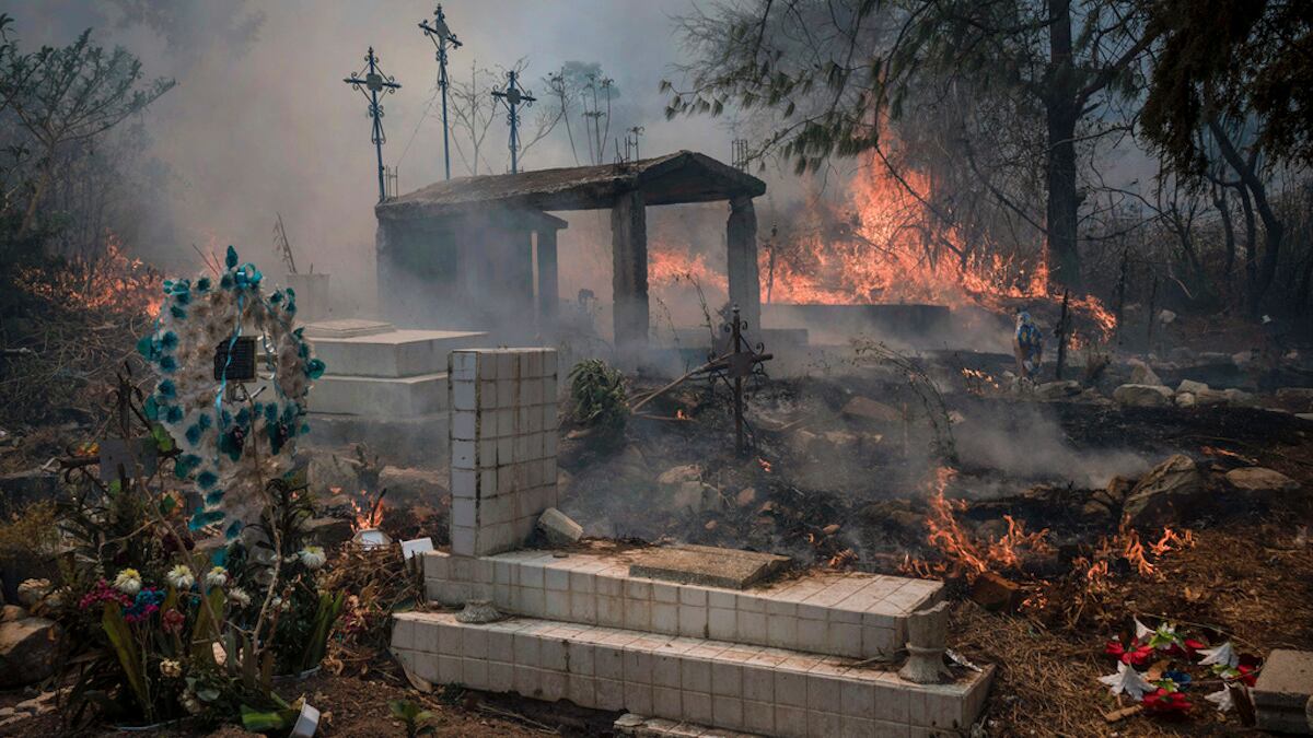 Un incendio forestal quema parte de un cementerio el lunes 25 de marzo de 2024, en Nogales, México. (AP Foto/Félix Márquez)
