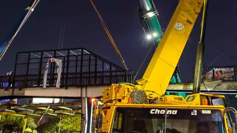 Retiro primer segmento de puente peatonal