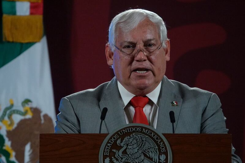 CIUDAD DE MÉXICO, 02AGOSTO2022.- Andrés Manuel López Obrador, presidente de México, encabezó la conferencia de prensa matutina desde Palacio Nacional en donde participaron el gabinete de salud, integrado por: Jorge Alcocer, secretario de salud; Hugo López-Gatell, subsecretario de Prevención y Promoción a la salud, y Zoé Robledo, titular del Instituto Mexicano del Seguro Social (IMSS), quienes expusieron el informe semanal sobre covid-19 que ya se encuentra a la baja en contagios y defunciones a lo largo del territorio, así como la contratación de médicos especialistas. A su vez, también estuvieron presentes: Octavio Romero Oropeza, titular de Petróleos Mexicanos; Rogelio Ramírez de la O, secretario de Hacienda y Crédito Público; Víctor Manuel Villalobos, secretario de Agricultura y Desarrollo Rural; Ricardo Sheffield, titular de la Procuraduría Federal del Consumidor (PROFECO), y Leonel Cota Montaño, director general de Seguridad Alimentario Mexicana (Segalmex), quienes expusieron las medidas aplicadas para evitar la alza de precios desmesurada debido a la inflación.