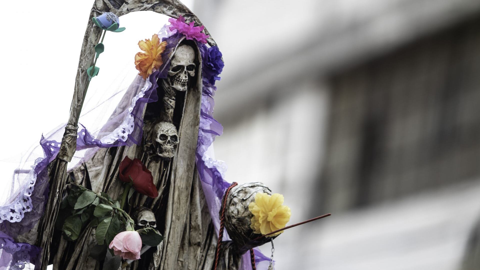 Cientos de personas se congregaron para celebrar a la Santa Muerte en su altar de Alfareria Tepito.