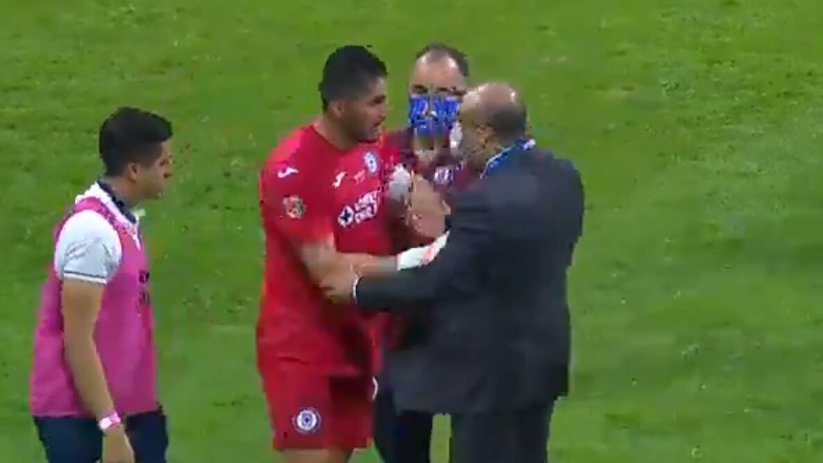 Jesús Corona es suspendido por empujar a Comisario en la final