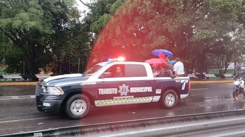 Un camión quedó atrapado en un bajo puente. (Gobierno de Tlalnepantla)