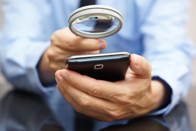 Cuidado con las apps de crédito que tienen mala reputación o carecen de registro; una empresa bien establecida tiene una huella en Internet.