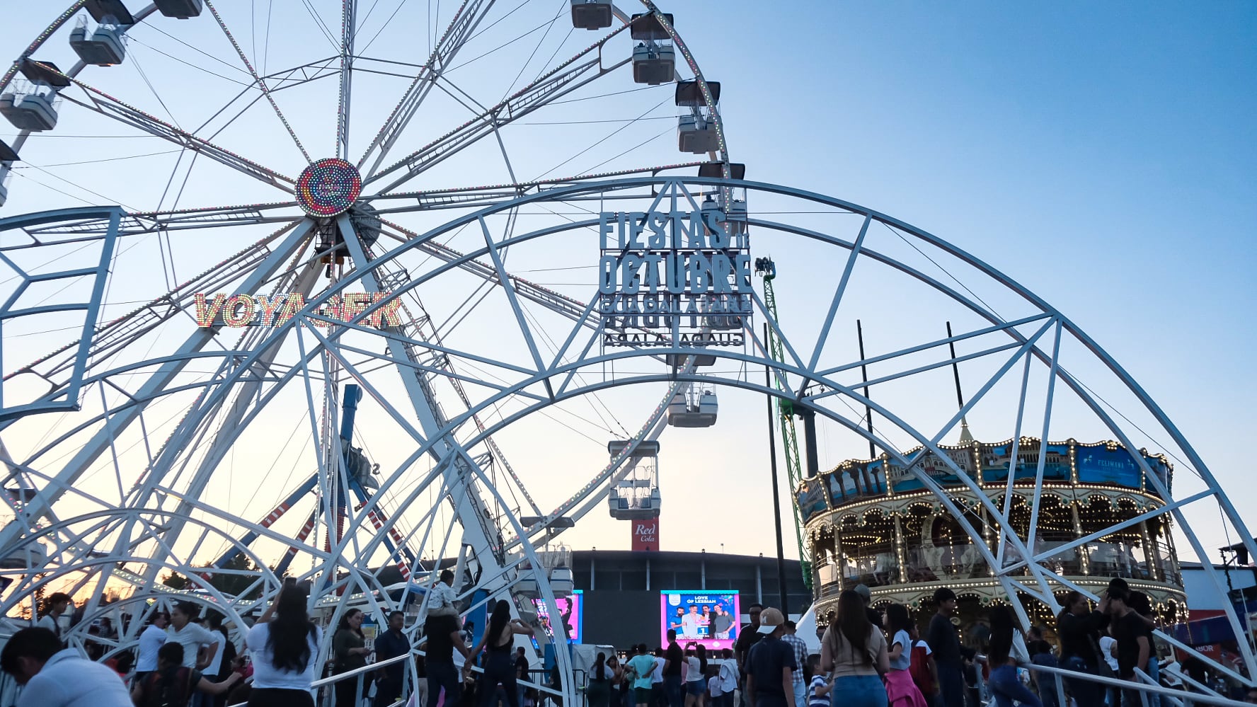 La Canica Azul es una de las principales atracciones de las Fiestas de Octubre, Este espacio se distingue por su capacidad para reunir a miles de personas en un ambiente festivo,
