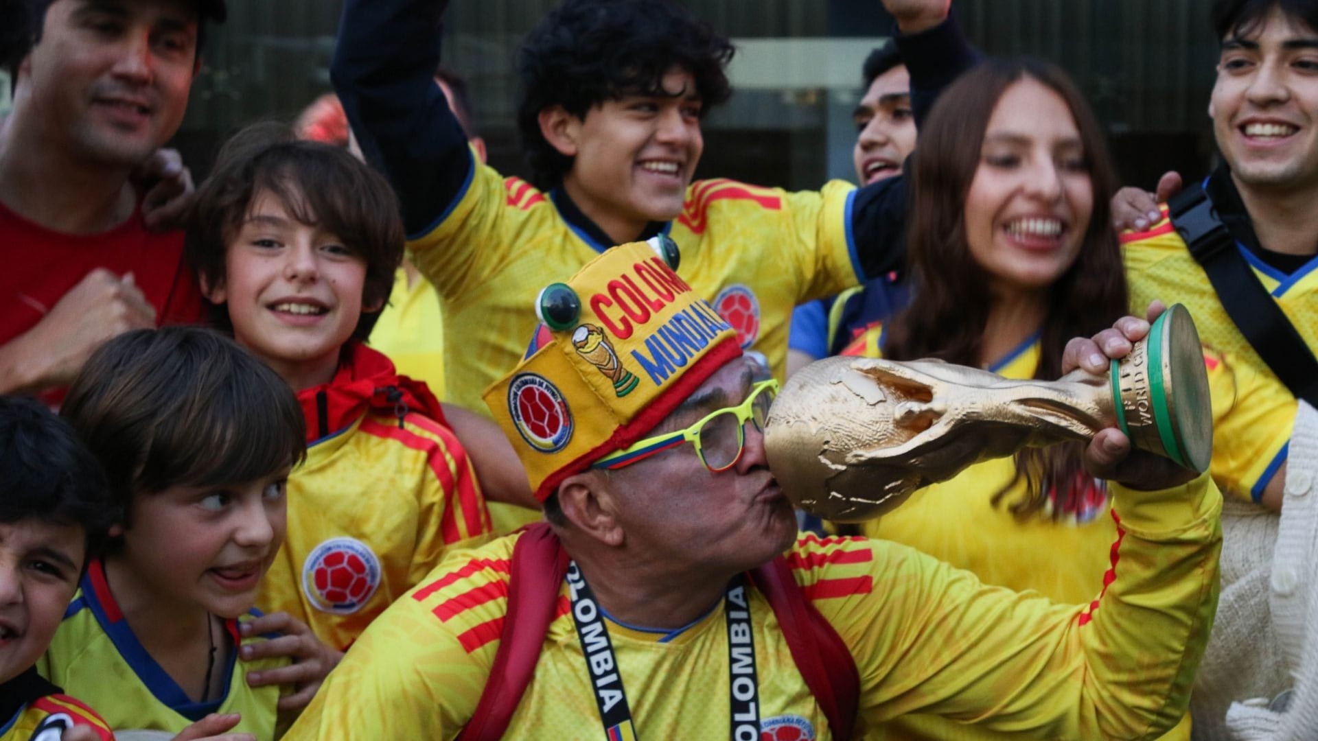 Afición colombiana invade el Ángel de la Independencia