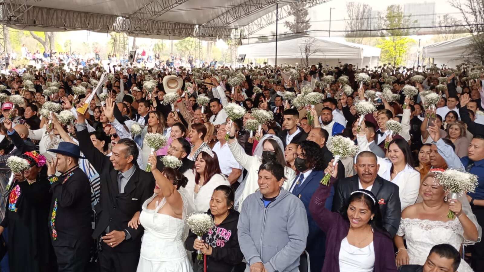 Al final, las novias levantaron sus ramos para celebrar la unión con sus parejas.