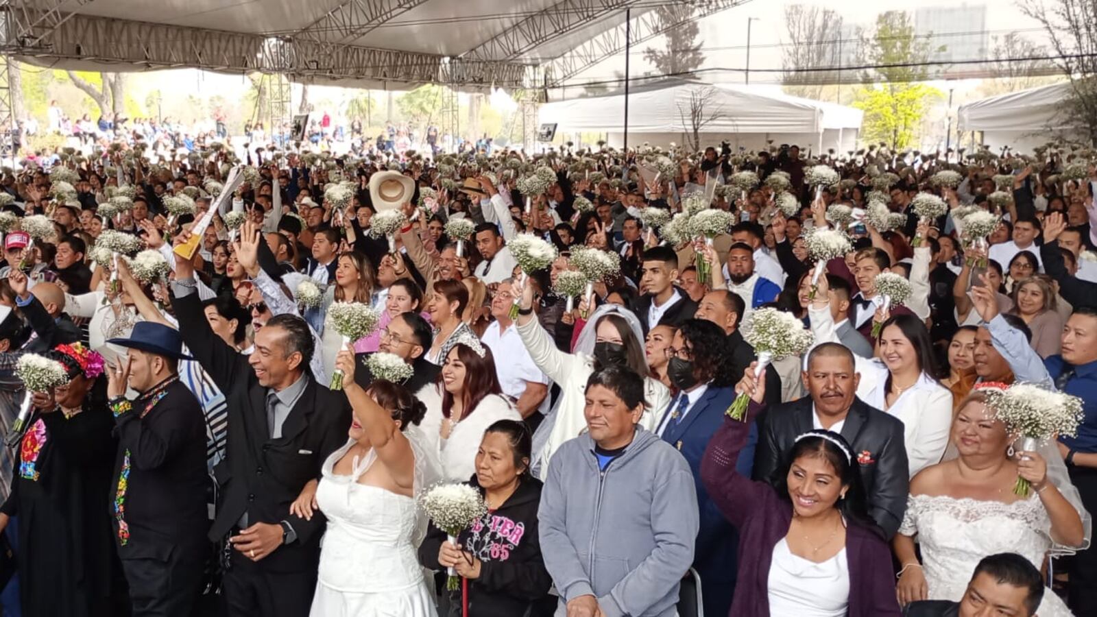Al final, las novias levantaron sus ramos para celebrar la unión con sus parejas.