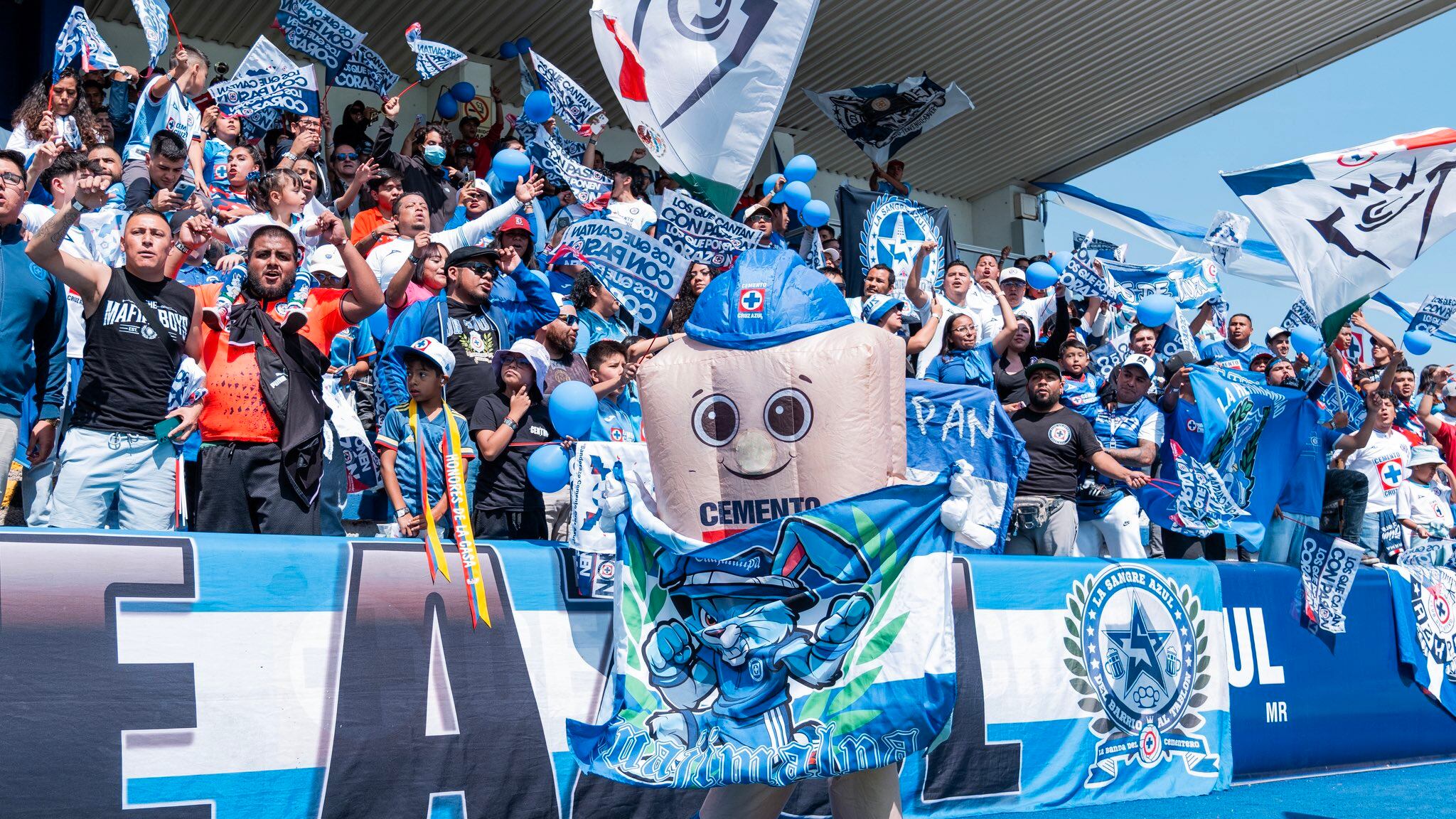 Afición de Cruz Azul hace fiesta en el entrenamiento previo a la final de Concachampions