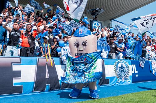 Afición de Cruz Azul hace fiesta en el entrenamiento previo a la final de Concachampions