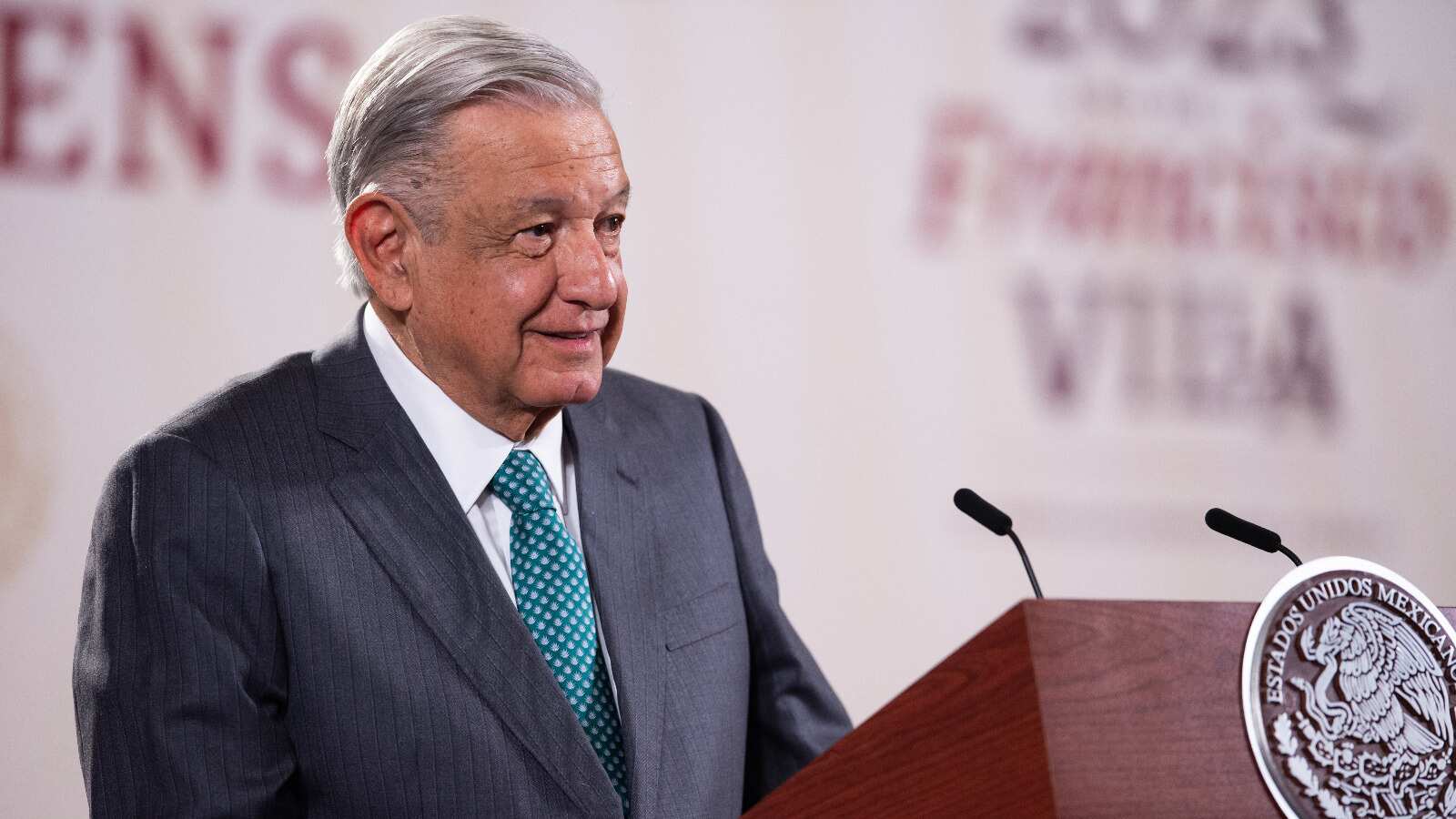El presidente Andrés Manuel López Obrador viajó a Colombia al finalizar su conferencia de prensa matutina.