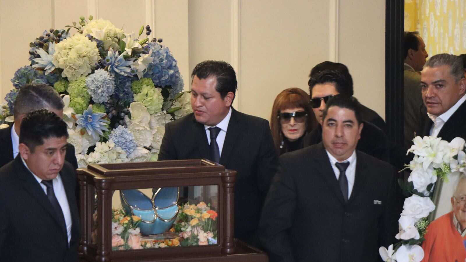 Paquita la del Barrio, una de las voces más emblemáticas en México, falleció el pasado 17 de febrero a los 77 años , dejando un gran vacío en la industria como parte de su legado musical, mismo que está siendo honrado este 21 de febrero a través de distintos puntos de la Ciudad de México, en donde asistieron no solo familiares, sino también colegas y fanáticos que despidieron a la emblemática cantante.