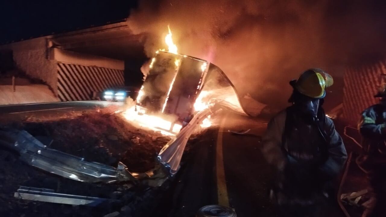 Autoridades realizarán la evaluación estructural del puente para determinar si no presenta daños por la acción del fuego.