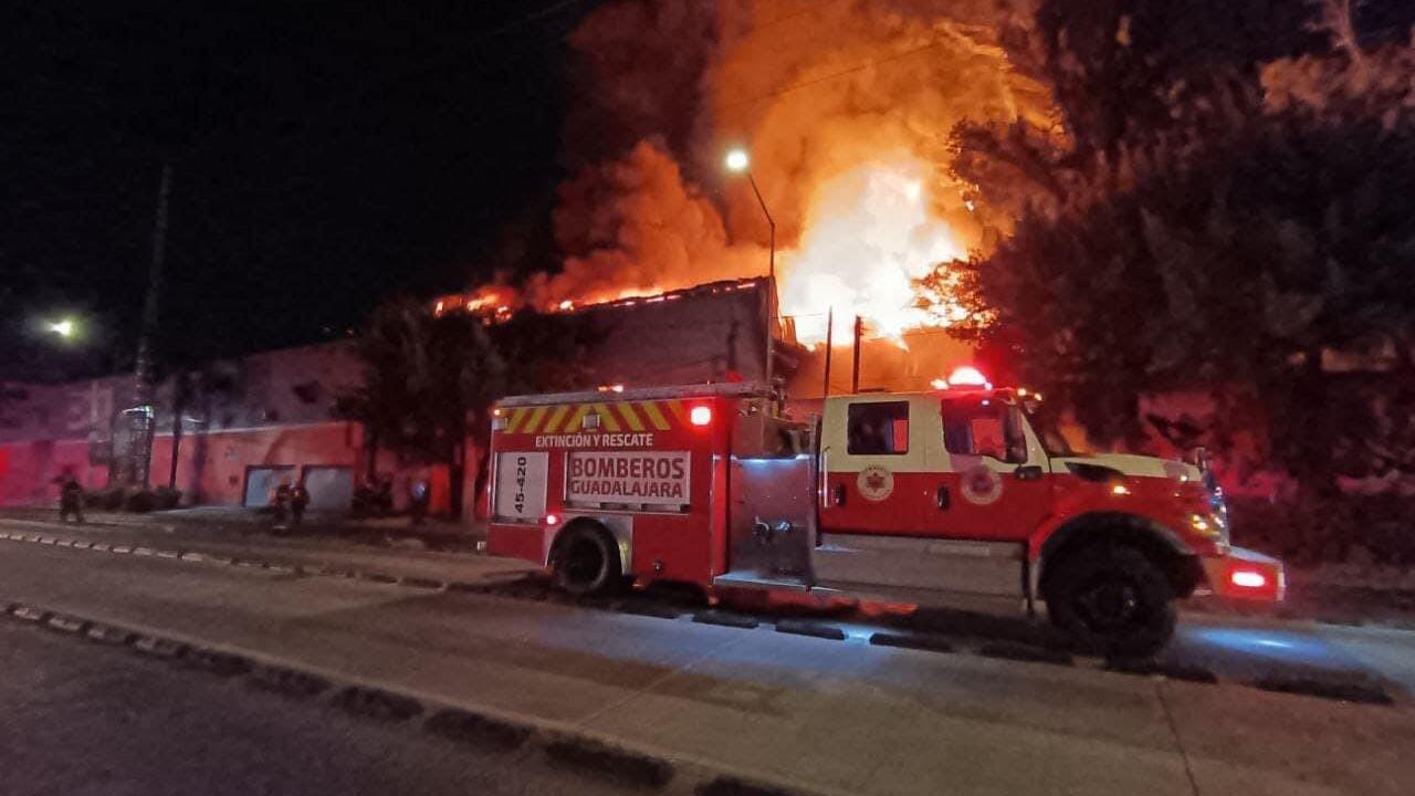 Fuerte incendio consume fábrica de muebles de oficina en Guadalajara