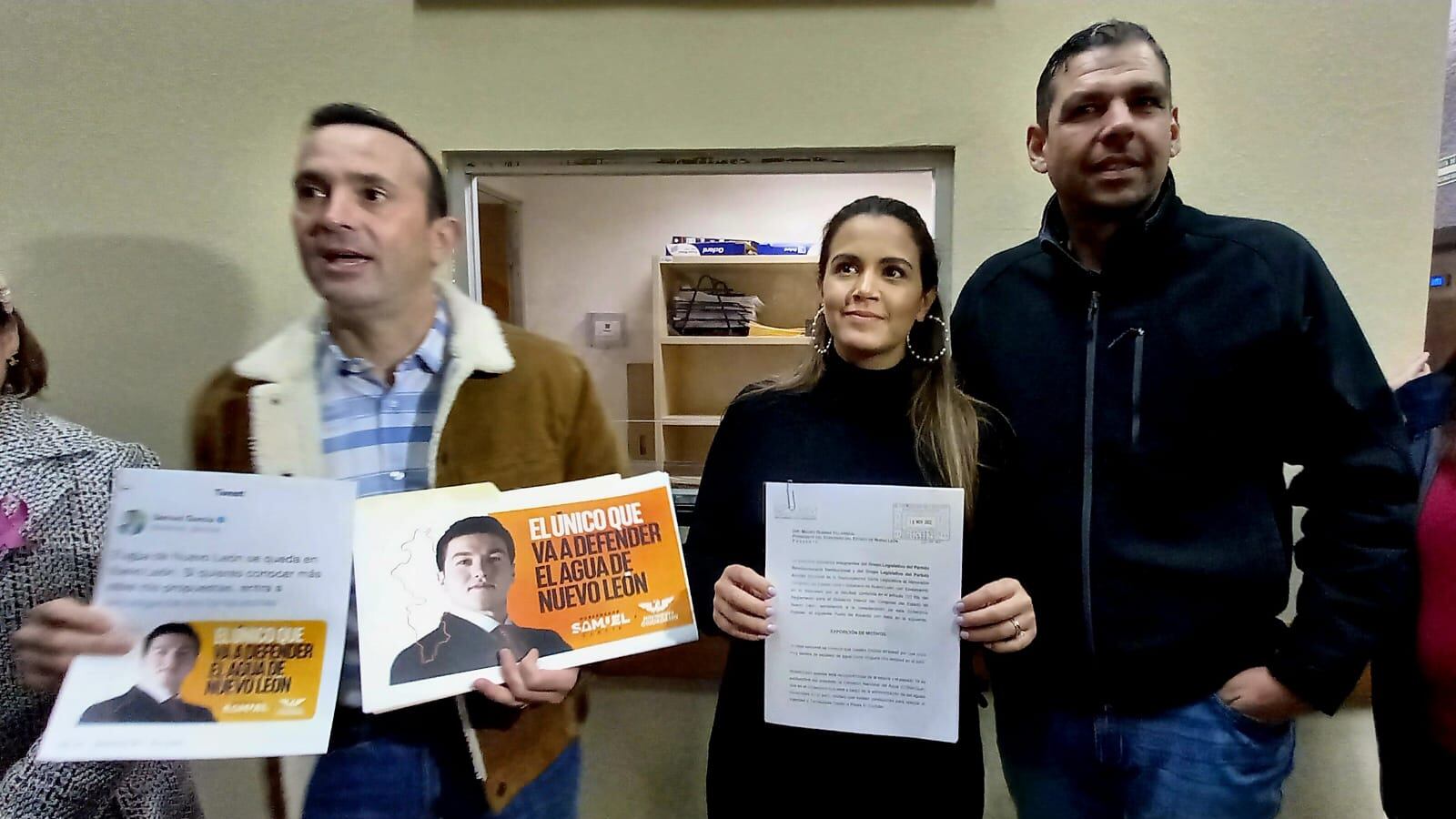 Carlos De la Fuente, Lorena De la Garza Venecia y Jesús Gómez presentaron el documento en la Oficialía de Partes de Congreso.