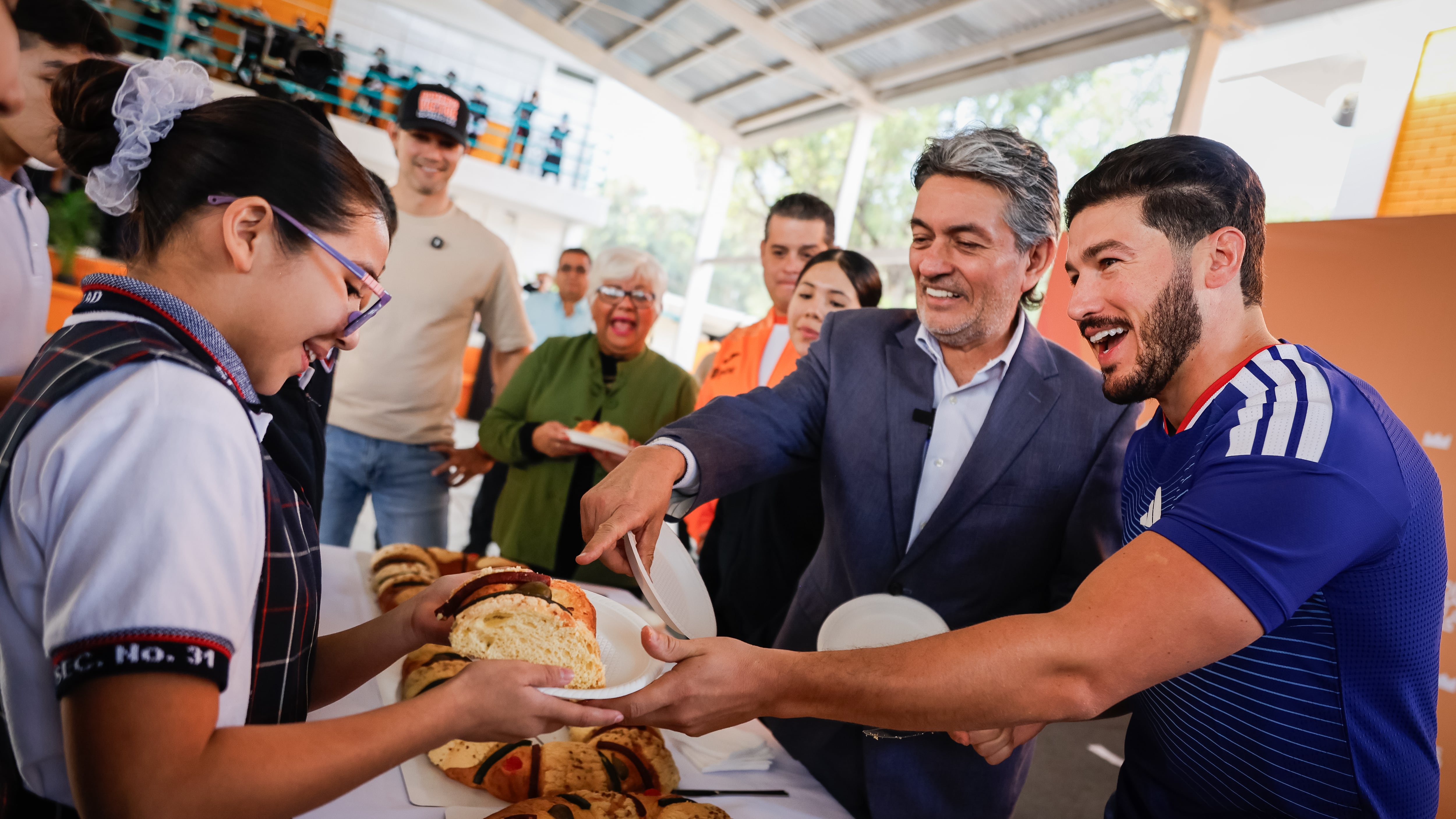 En el evento el gobernador compartió Rosca de Reyes.