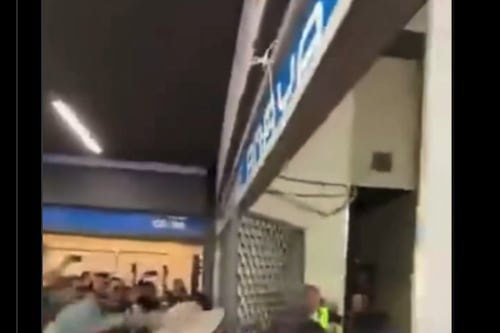 Usuarios dan portazo en estación General Anaya de la Línea 2 del Metro