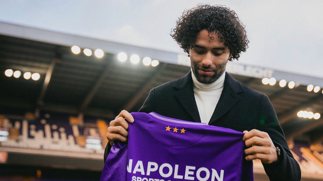 Chino Huerta fichó por cinco años con el Anderlecht.