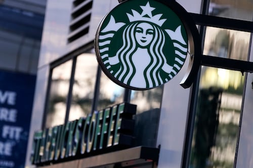 Starbucks se repliega: cierra 400 tiendas y cambia de estrategia