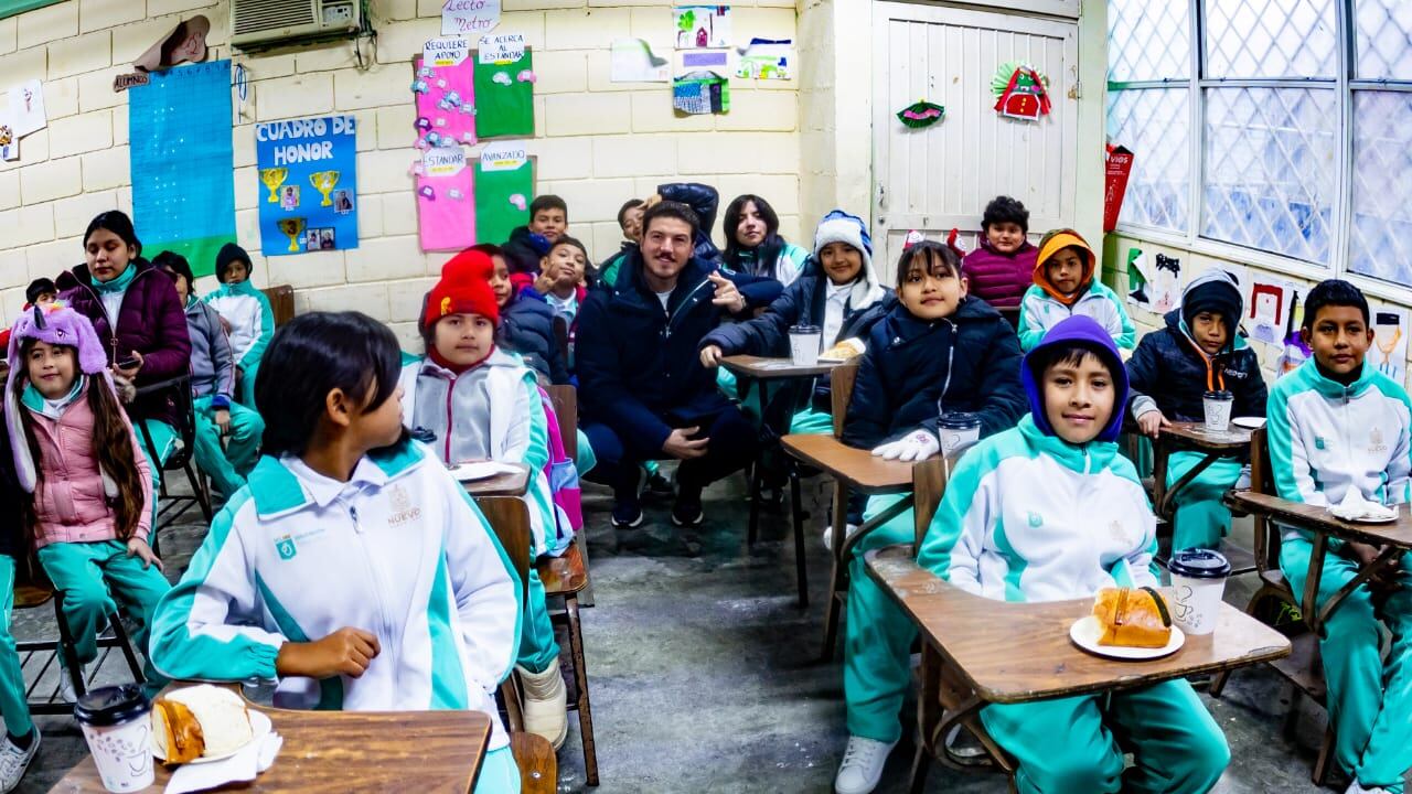El gobernador prometió un premio para los estudiantes que desafiaron el frío y acudieron a clases.