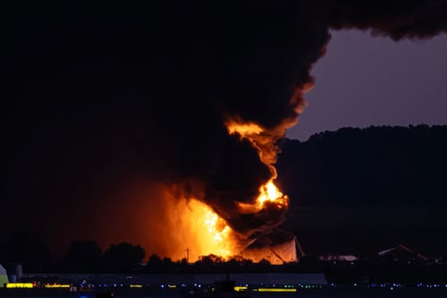 Avión de carga se estrella cerca del Aeropuerto Internacional Muhammad Ali en Kentucky