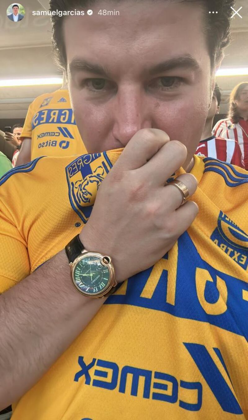 Samuel García y Enrique Alfaro disfrutan juntos de la final entre Chivas y Tigres.