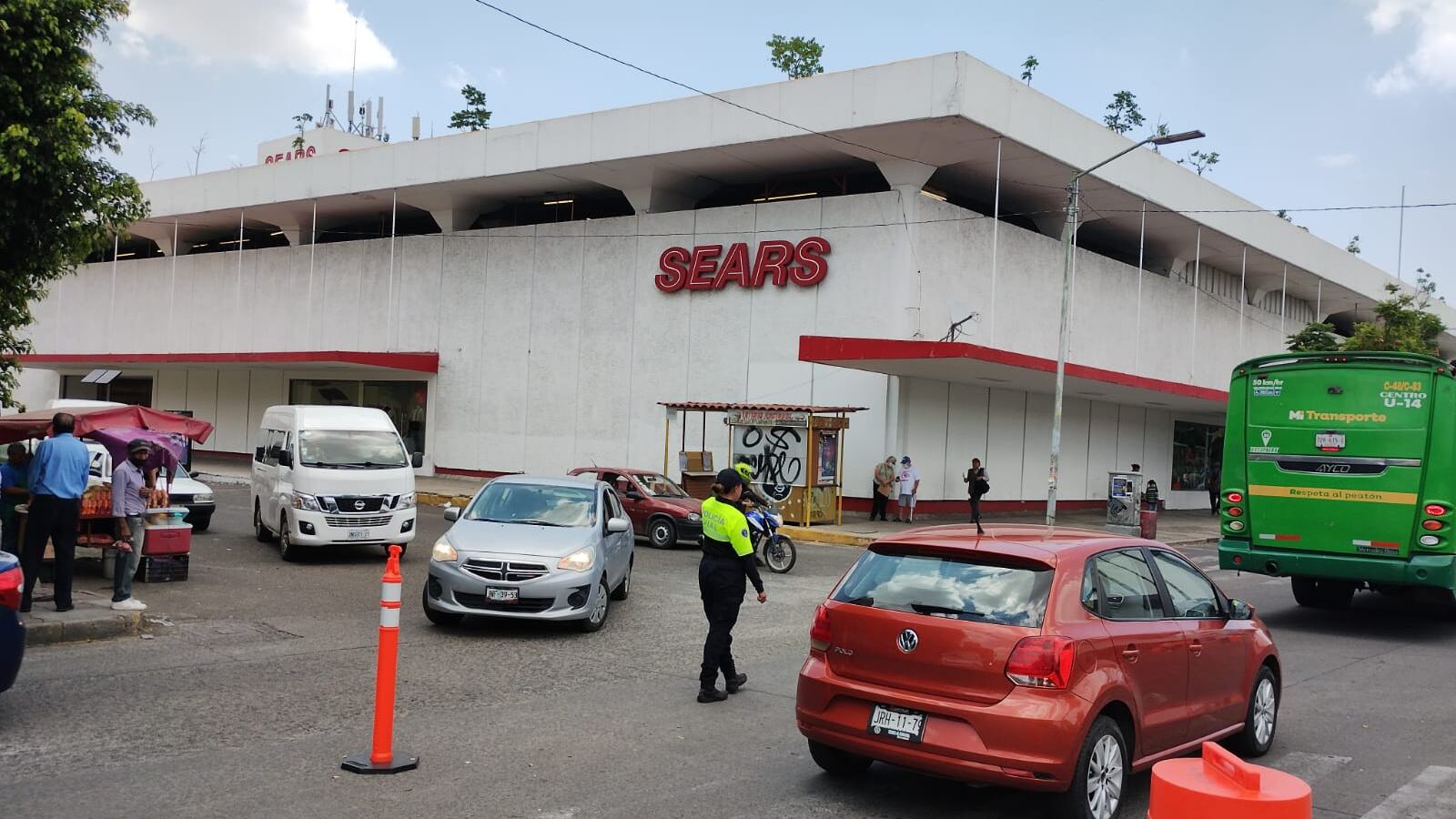 Muchos automovilistas se molestaron por el cierre repentino de la vialidad la mañana de este lunes.