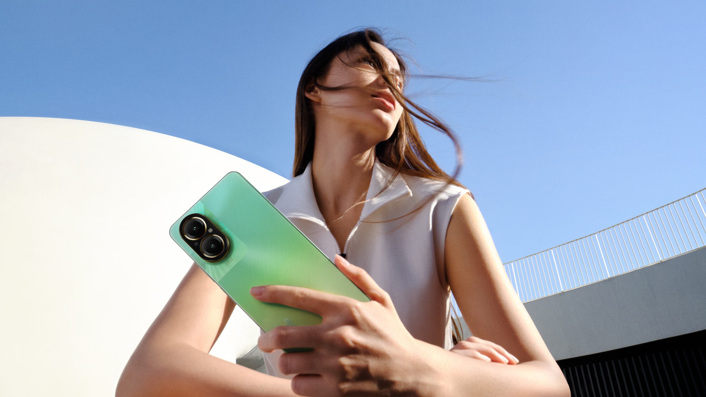 Hace unas semanas irrumpió en el mercado de smartphones, en el segmento de gama media, el C67, un dispositivo que destaca especialmente por su sensor principal de 108MP y por su certificación IP54, del cuál te platicamos a continuación