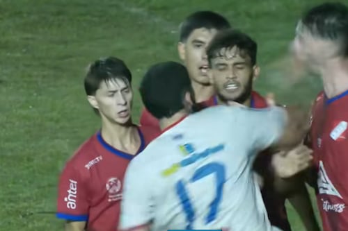 ¡Controversia en el futbol! Jugador deja inconsciente a su rival de un puñetazo