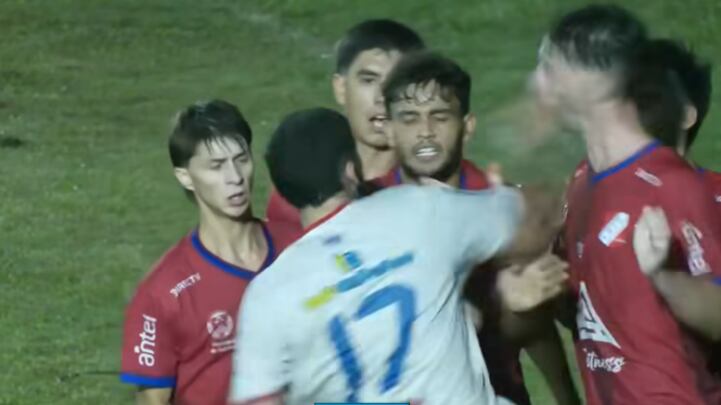 La agresión de Mario González, quien noqueó a Enzo Echeveste en el partido entre Paysandú Interior y Soriano Capital